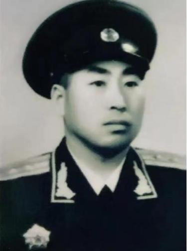 1943年，八路军政委秦光腰部中弹，两个汉奸走到了他身边要补刀。突然，秦光低声说