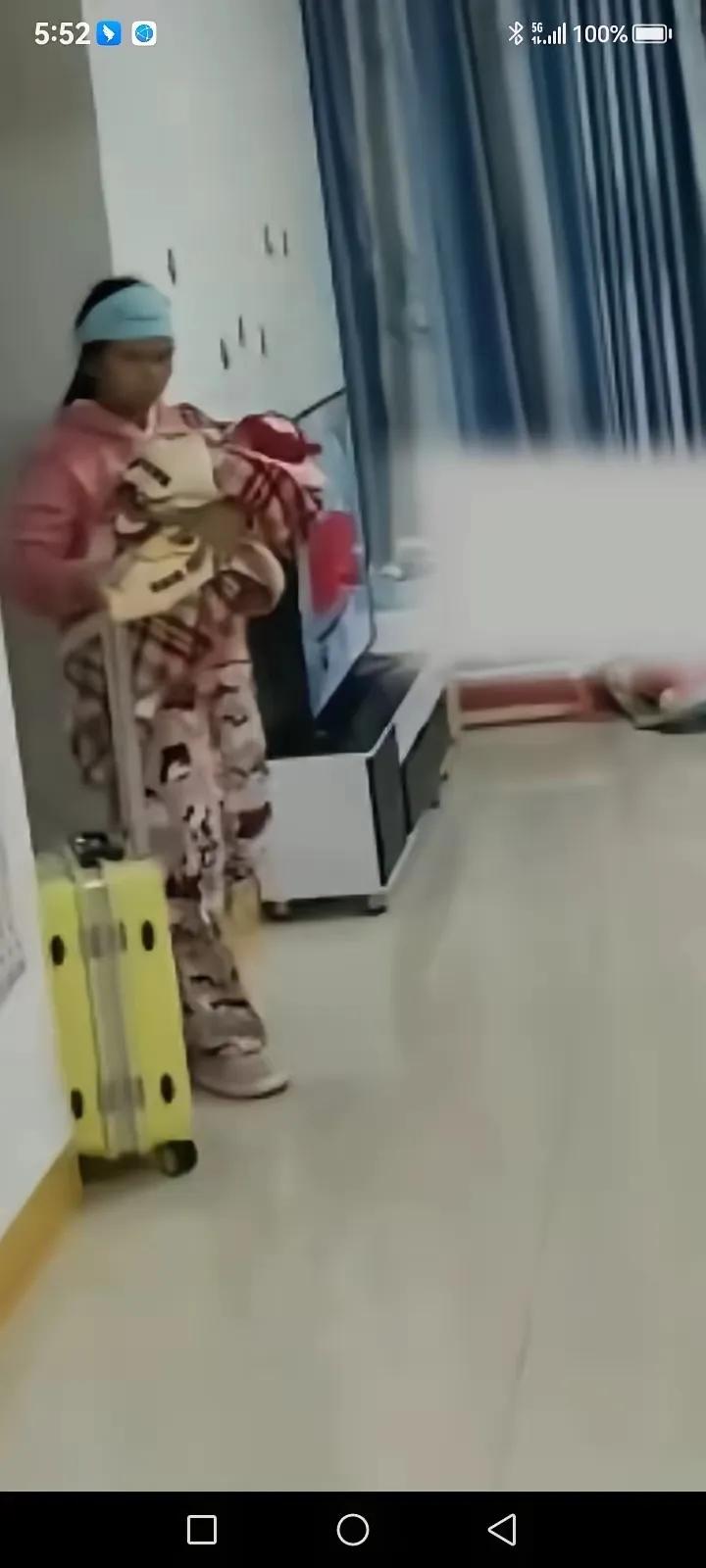 月子里的妈妈有多难？最近刷到个让人心疼的事：刚生完孩子的妻子在月子里，因为宝宝总