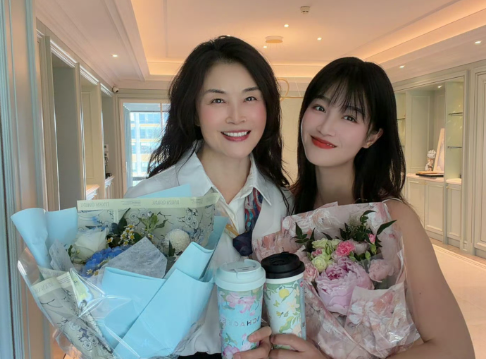 蓝盈莹晒与母亲合照，第一次见长的这么像的母女俩完全是共用一张脸啊，妈妈看起来好