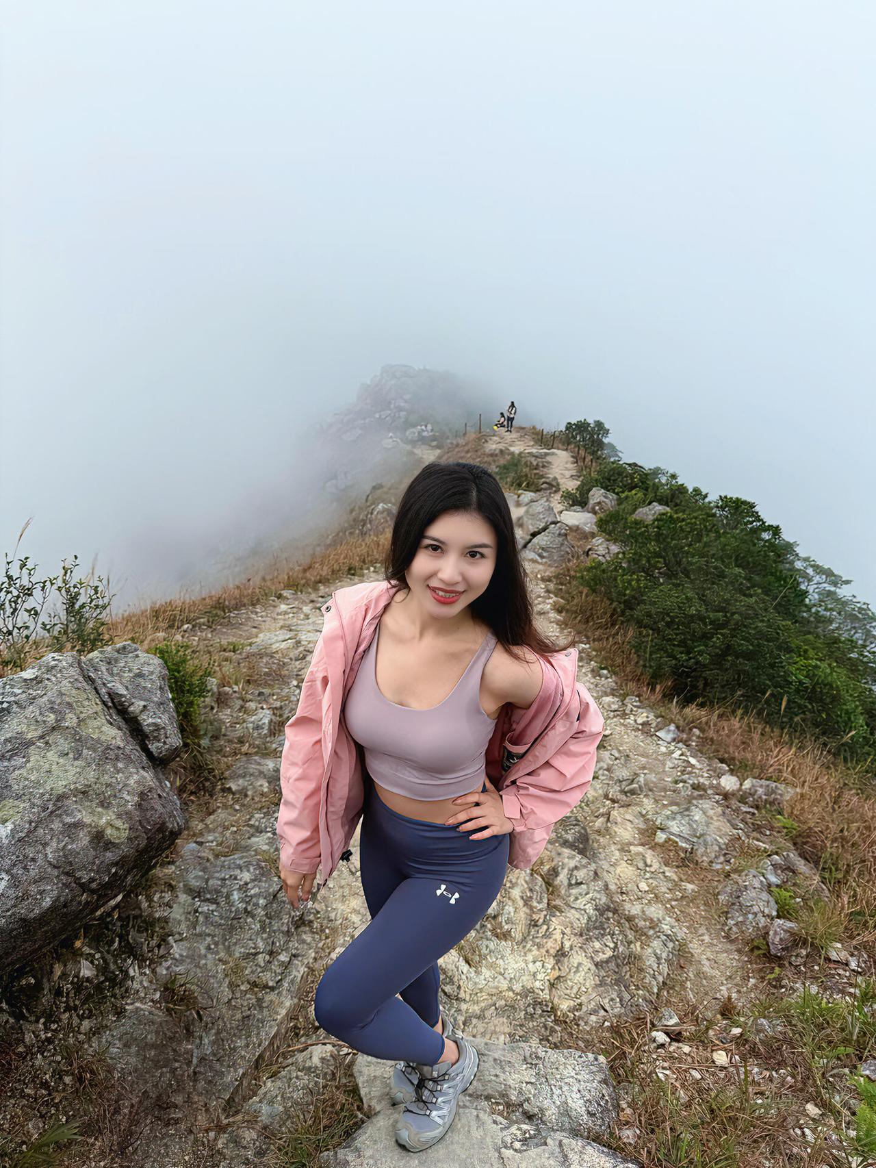 凤凰山行934米的风漫过石阶的褶皱粉色外套晃在山野间像一朵不肯低头的