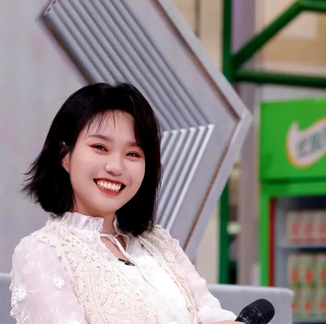 李雪琴现在确实瘦下来了，很多公司这边是挺反对她减肥的，觉得她瘦下来之后，都没喜剧