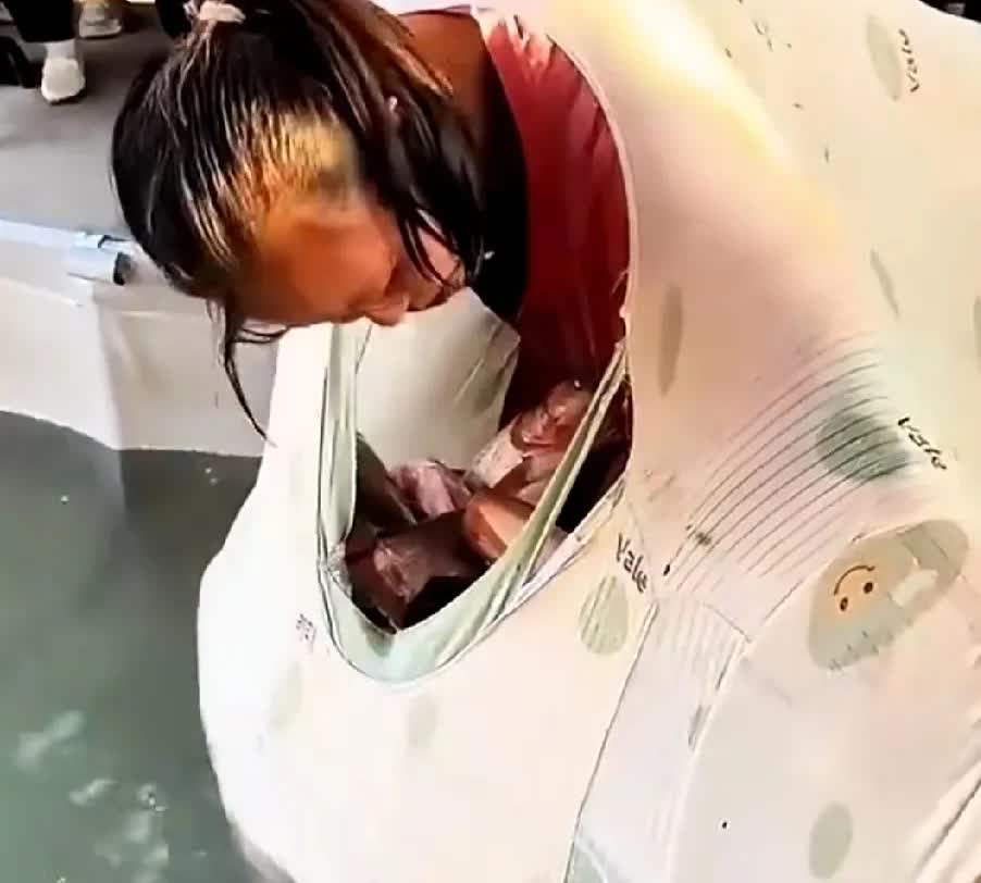 灵魂拷问人到底有多贪！让你看看什么叫贪得无厌，记得有一商场搞活动，免费抓鱼，能抓