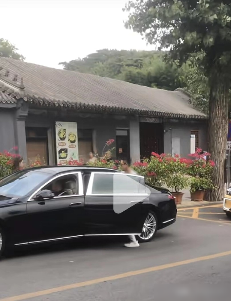 马筱梅跟汪小菲去怀柔给酸辣粉新店站台，顺道拐进红螺寺还愿，去年求子灵验，今年抱着小汪宝回去谢的。事办