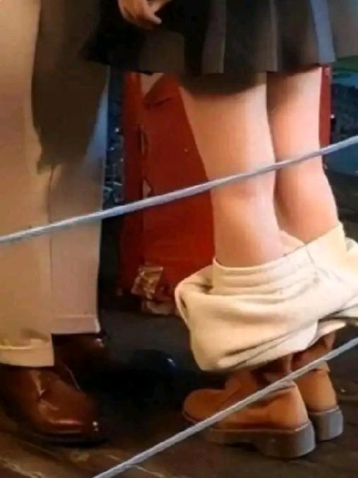 生活里尴尬瞬间无处不在，能让人脚趾抠地。比如在电梯里放屁，戴着耳机以为没事，结果