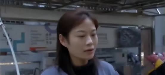 2018年，杭州一女子在街头发现一名陌生人竟然跟自己长得一模一样，她越想越不对劲