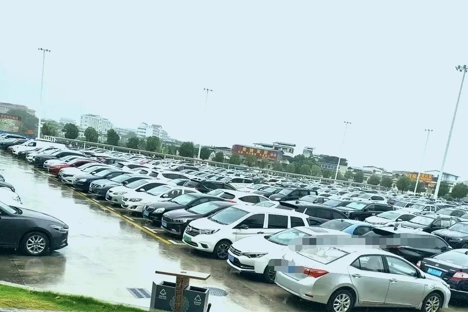 梅州黄塘医院停车场一位难求？今日，有梅州网友吐槽道，现在的黄塘医院（梅州市人