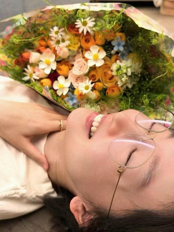 周冬雨马思纯北影节坐一起北影节蓝毯今天下午开始，周冬雨的造型一直是看点。她最近