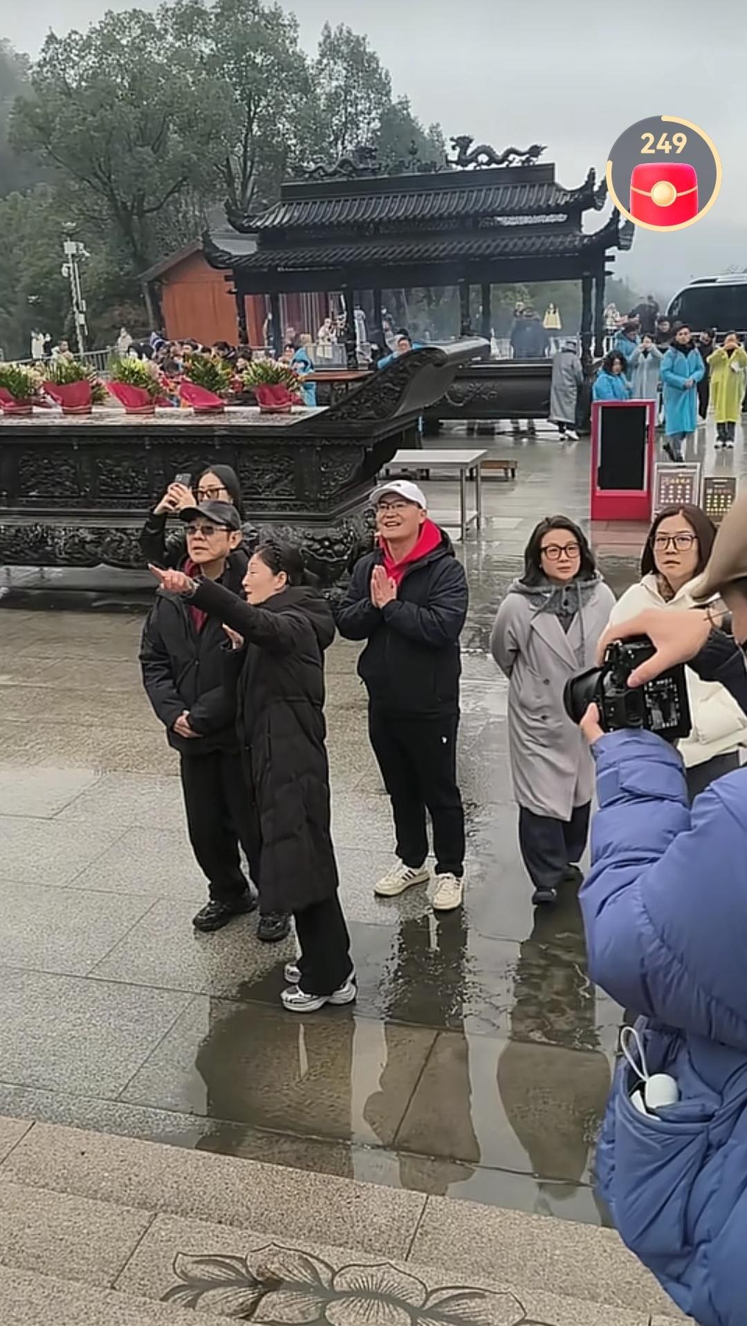 12月13日，李连杰去了九华山，由小女儿陪同参观了，由讲解员进行带领参观。李