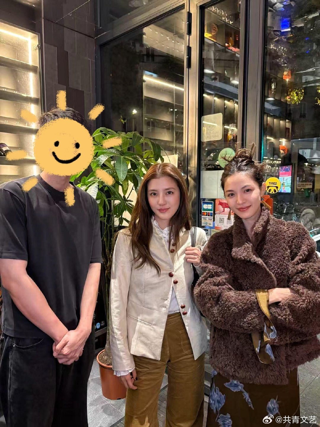 巴黎火锅店偶遇钟楚曦吴千语网友在巴黎火锅店偶遇钟楚曦吴千语，合照里两人状态都超棒