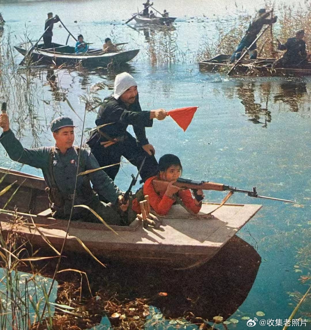 70年代，白洋淀民兵在水上训练。