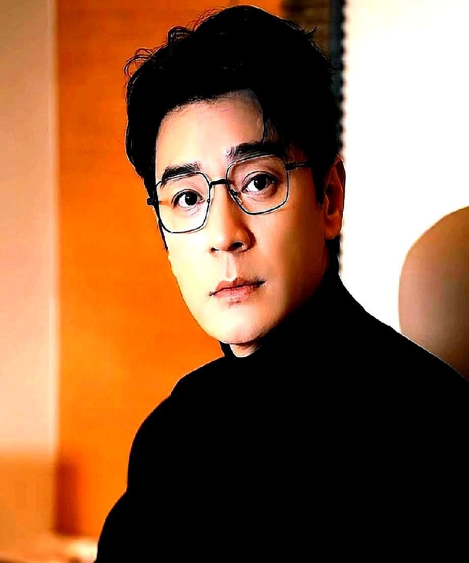 县长给开发商递了根烟，第二天，胡歌就消失在了无人区。开发商冯克清咬牙切齿，