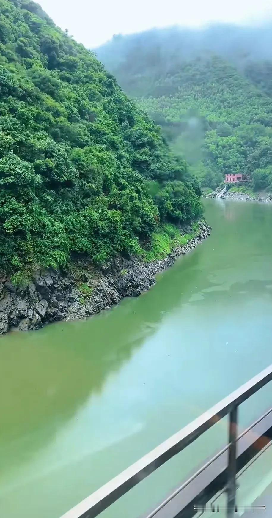 乘坐火车行走京广铁路，从湖南进入广东时，需要翻越南岭山脉，这也是湘粤两省的分水岭
