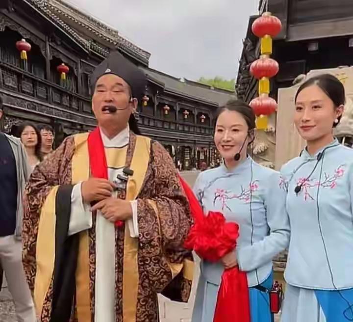前脚刚罚完郭德纲，后脚朱之文顶风作案？台儿庄演出引发众怒！消息一出瞬间掀起热议，