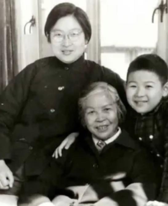 1976年，毛主席病逝后，北京一中学生哭着跑到班主任办公室：“老师，我外公去世了