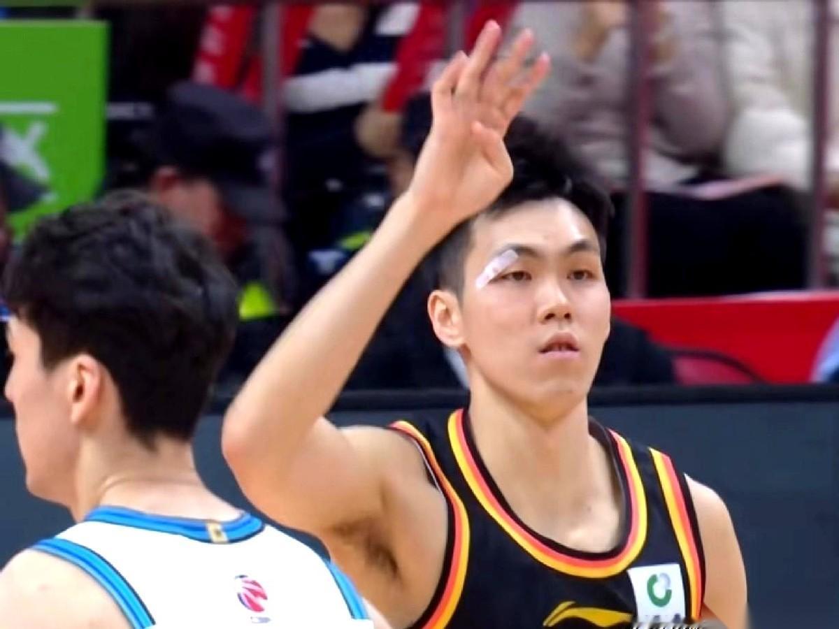 国家队主教练郭士强，人就坐在江苏肯帝亚的场边。但他没看主队，眼神直勾勾地穿过整