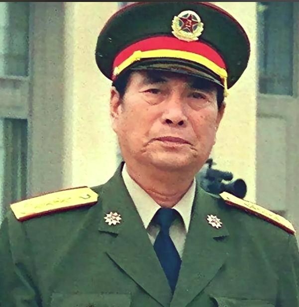 张万年上将一辈子热爱毛主席。1995年，张万年得知毛主席的儿子毛岸青，和儿媳邵华