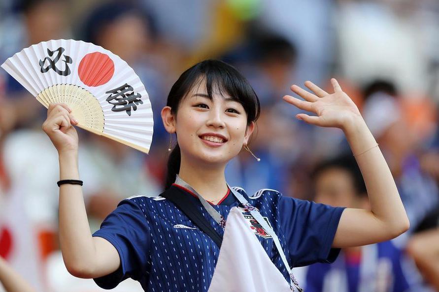 日本球迷扫垃圾——自家不扫，何以扫天下？世界杯是球迷盛会，也是日吹舔狗盛会。