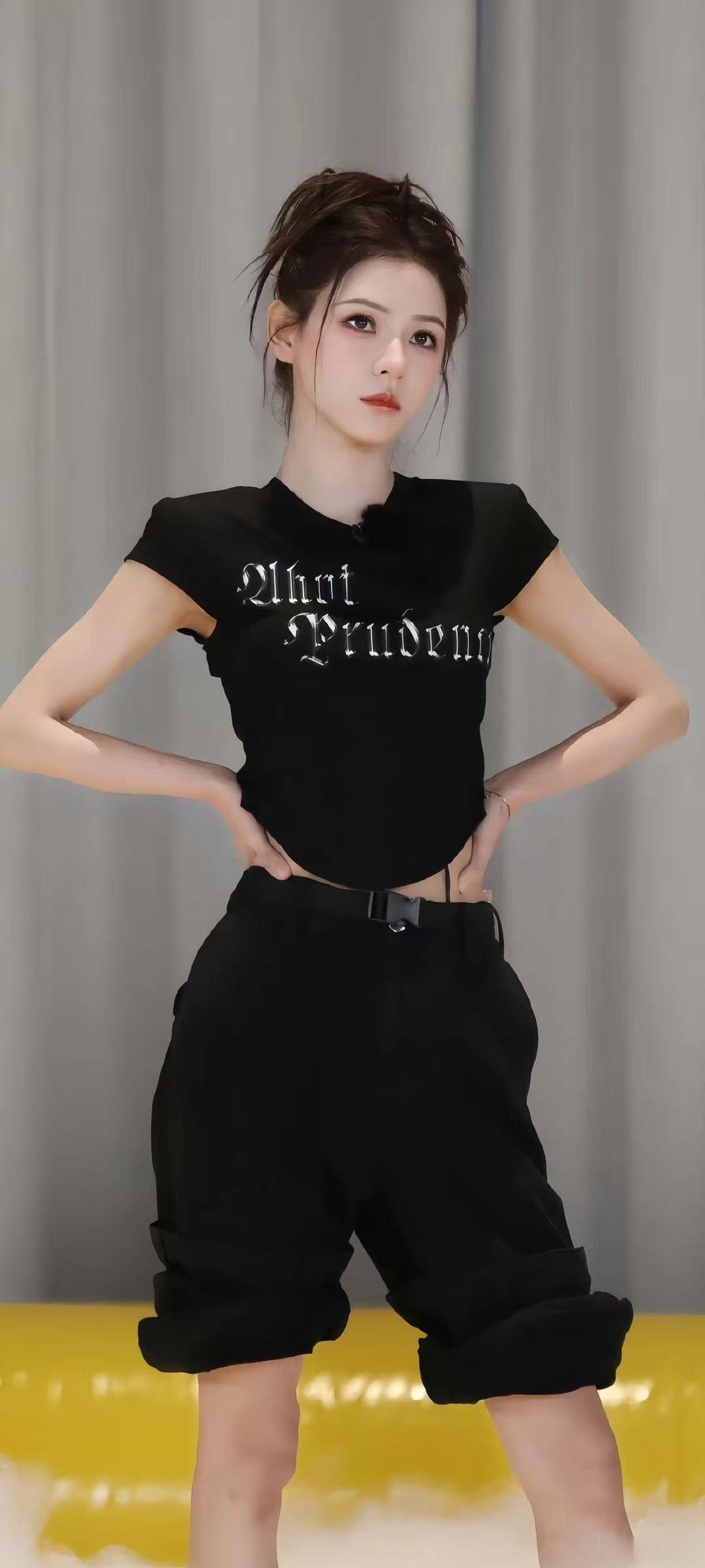 张予曦张予曦有的是力气和手段抛开精致滤镜，踏踏实实干活，扛物料搬货品，温柔外表下