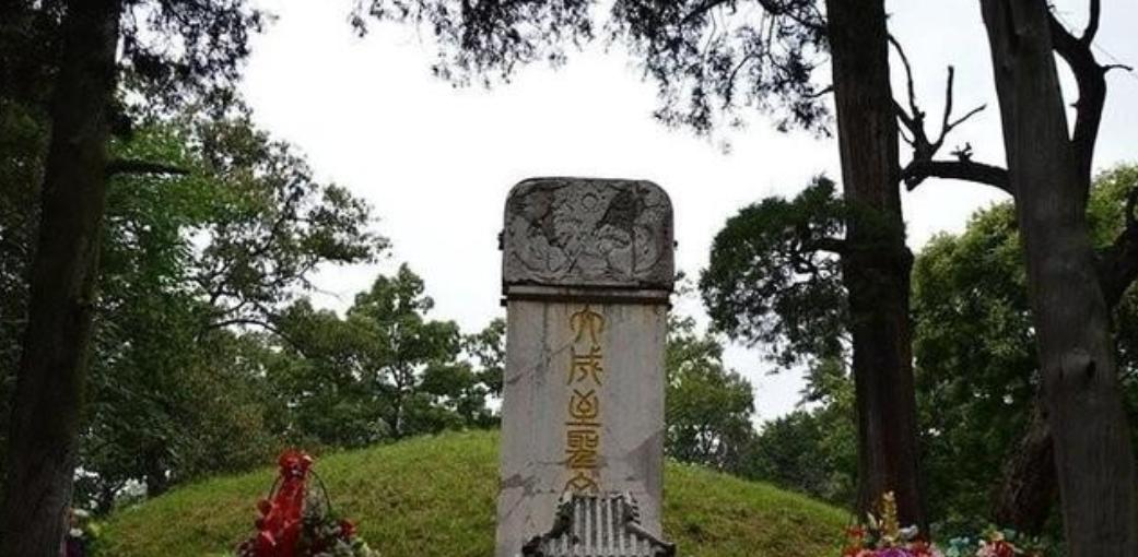 1966年11月12日，孔林遭受了大规模的破坏，孔子墓首当其冲，人们带着极大的好