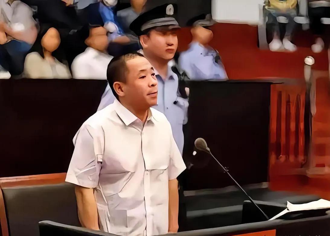 马超群是河北秦皇岛知名小官巨贪典型，案发前担任秦皇岛市城管局副调研员、北戴河供水