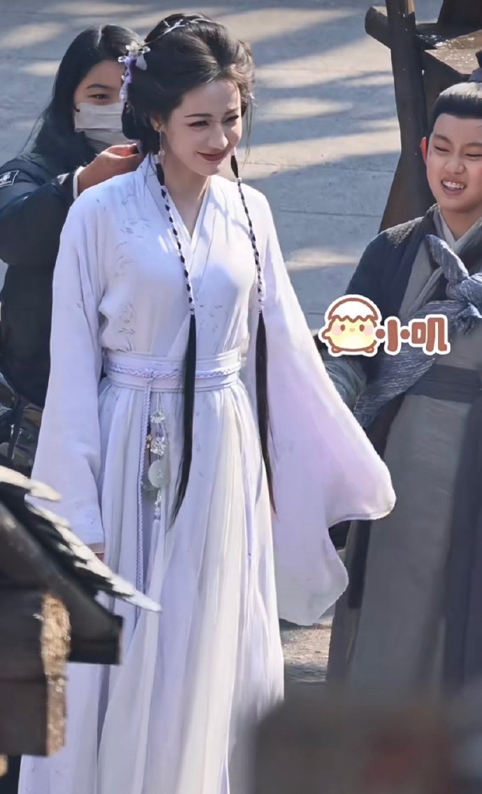 迪丽热巴才30多岁，脸就撑不住古偶造型了，小姐演成了老夫人，本来演技就拉胯，颜值