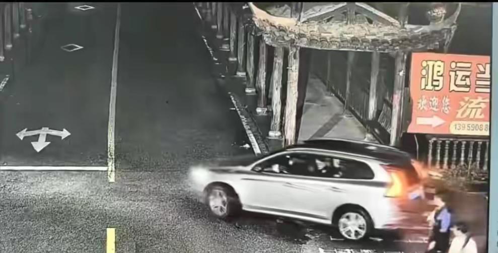 千万不要相信新手女司机的车技，真的会害人害己！福建长汀小汽车离奇坠入河中，给大家