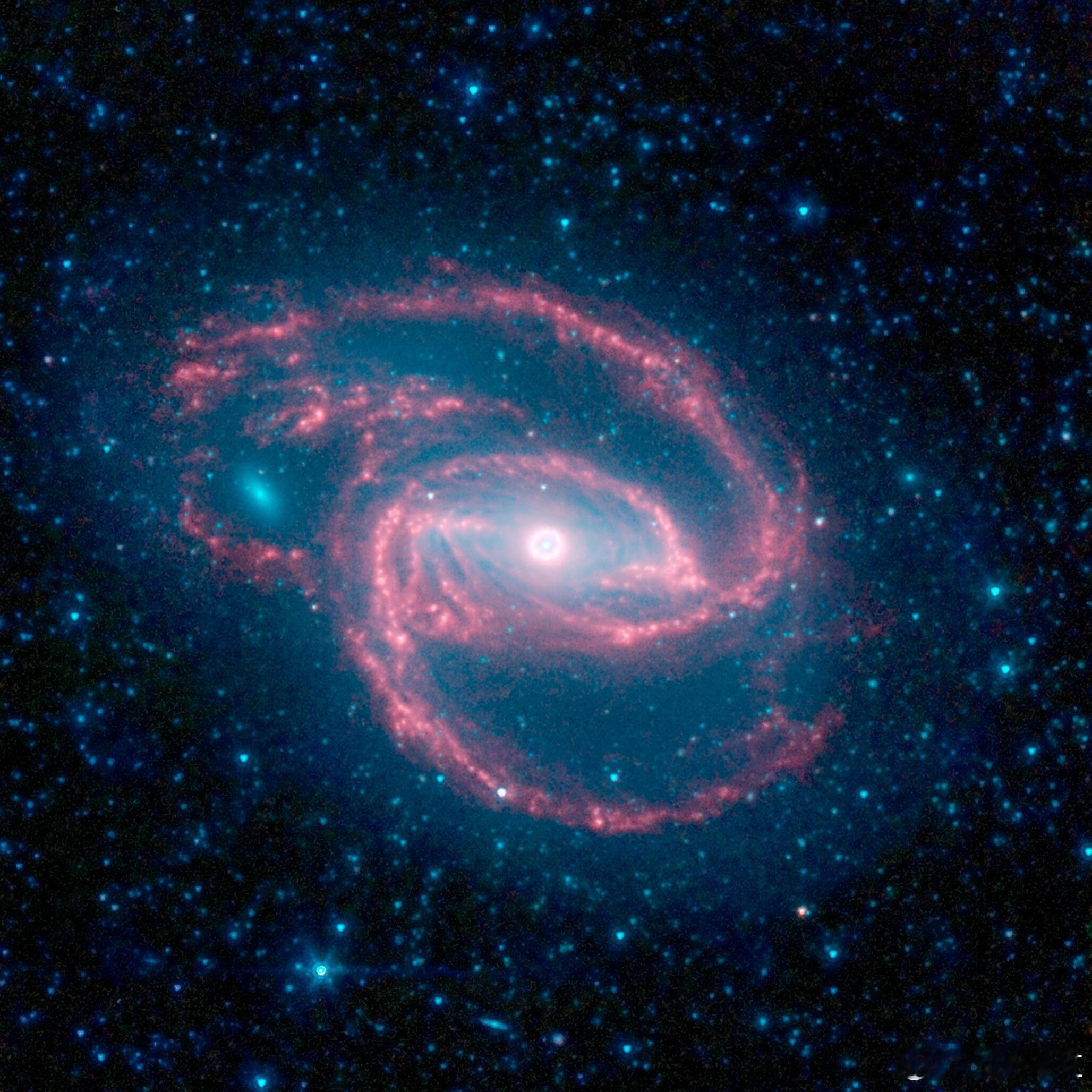 NGC1097是一座集优雅与力量于一身的宇宙机制——它既是恒星的摇篮，也是黑