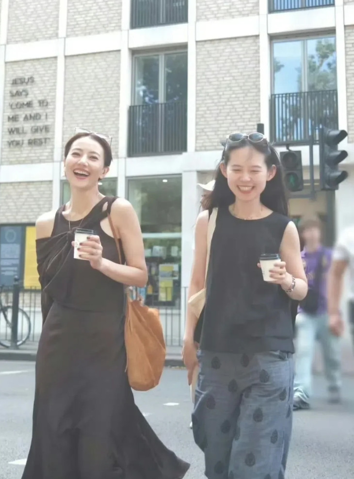 高圆圆长相就是传说中的大青衣长相吧，上镜不是很惊艳，现实中却是人群中最舒服的那个