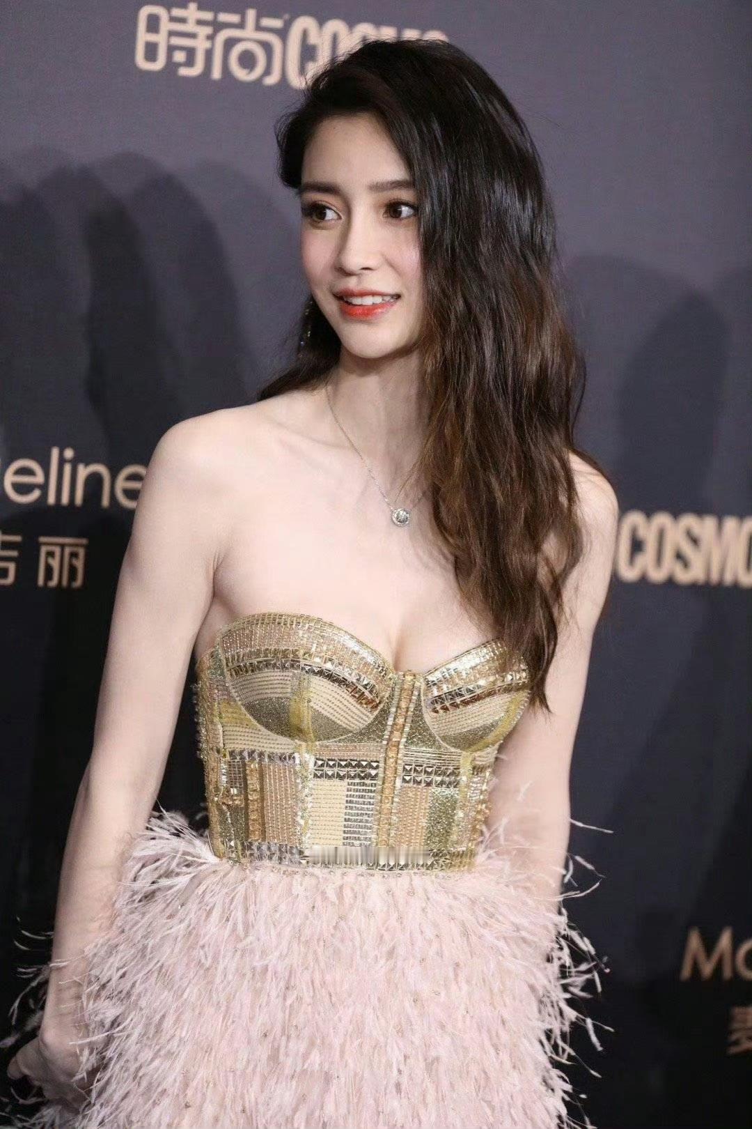 杨颖时尚盛典生图金色抹胸Angelababy是gelato梦女