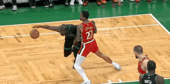 杰伦布朗不是故意的，但小琼斯被抬下场了，快船伤不起呀