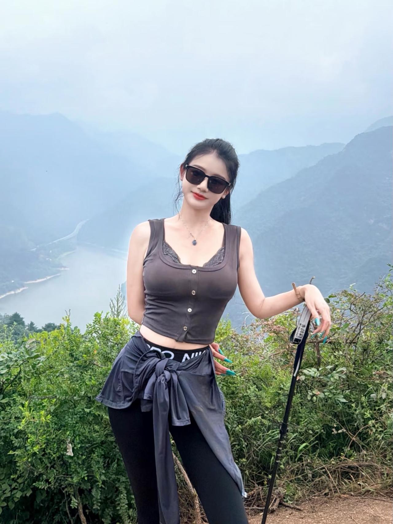 一组妹妹的户外拍照，爬山是对夏天最起码的尊重，户外美景自拍