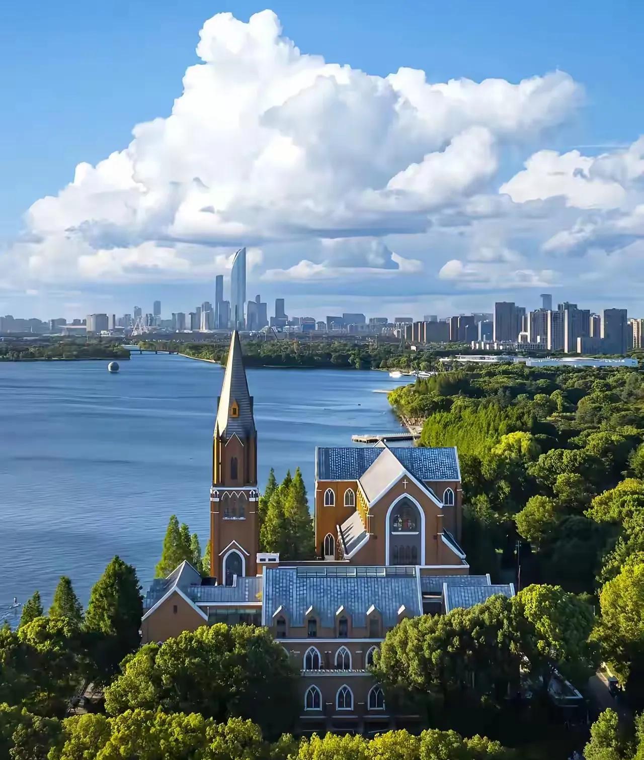 苏州的质感可能已经超越杭州了就城市建设而言，相对于杭州，我更喜欢苏州，“苏杭甲