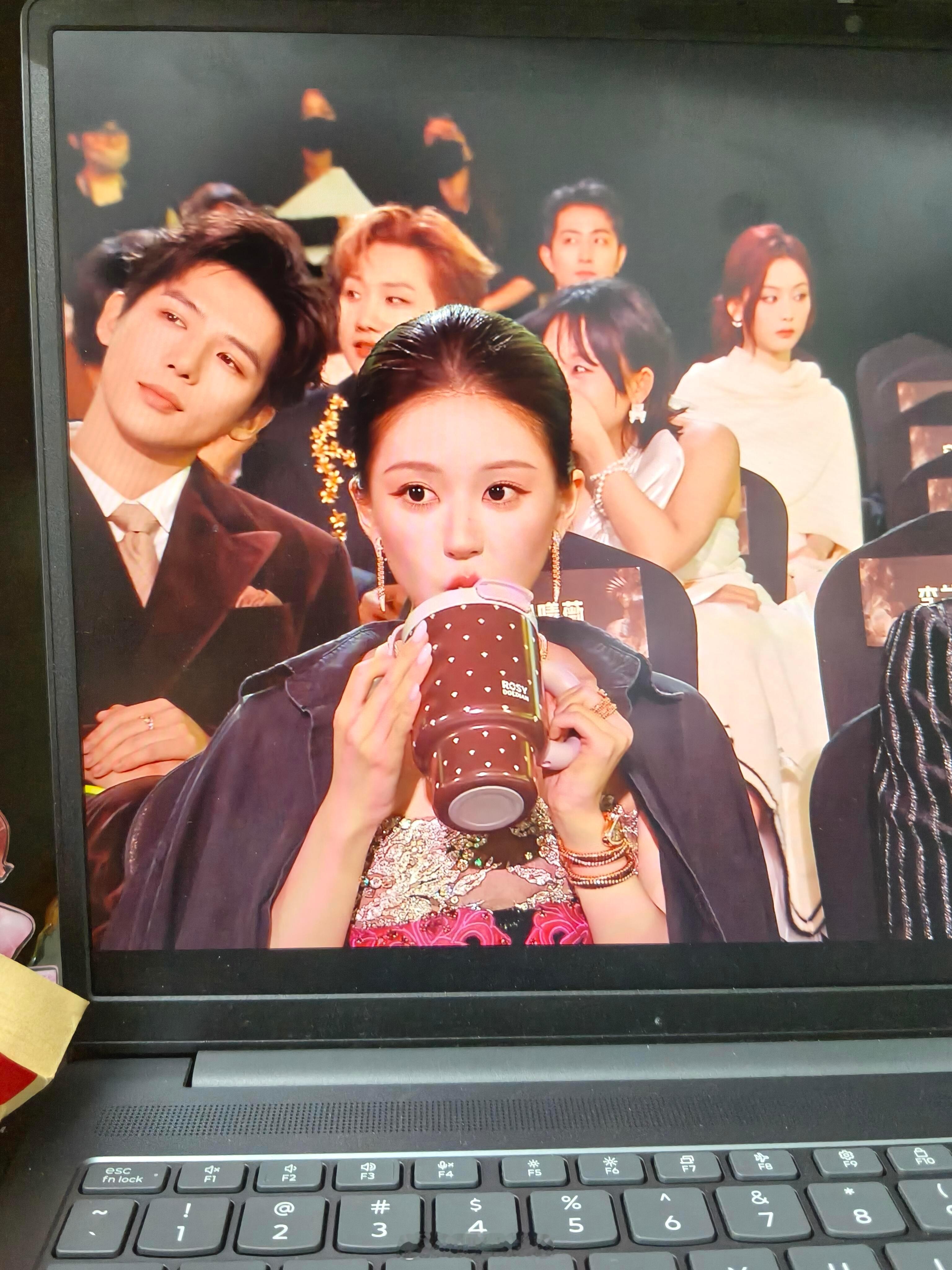 宝宝就这么萌萌地喝水