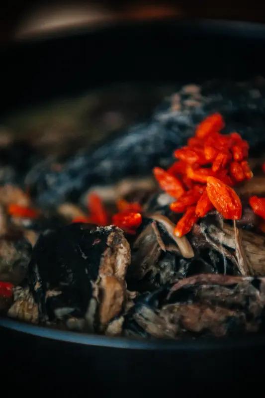 乌鸡除了炖汤还能怎么做?乌鸡可不只能炖汤，乌鸡腐竹煲就很不错。准备乌鸡、腐竹、