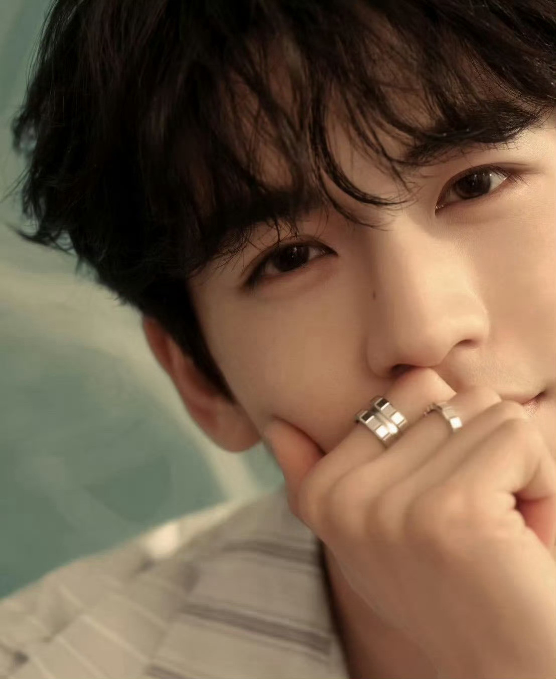 张凌赫小学就是班上最高的男生张凌赫小学系红领巾毕业照张凌赫小学就是班上最高的男