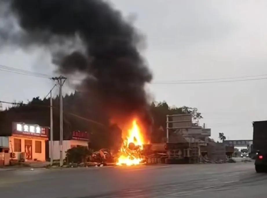 4月21日，G341河南河西段许家沟下堡海皇门口发生一起严重交通事故！两辆半挂货