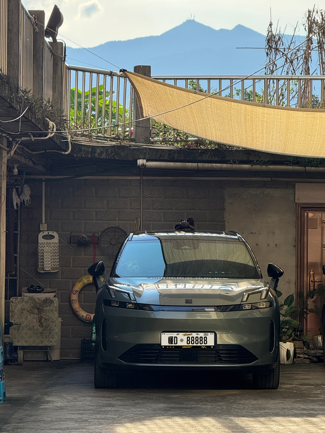 四驱在高速救我一命本打算买领克08245长续航的，最后选了四驱版，主要还是两