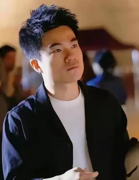 董宇辉自“小作文事件”后脱离东方甄选，独立运营“与辉同行”事业更上一层。香港火灾