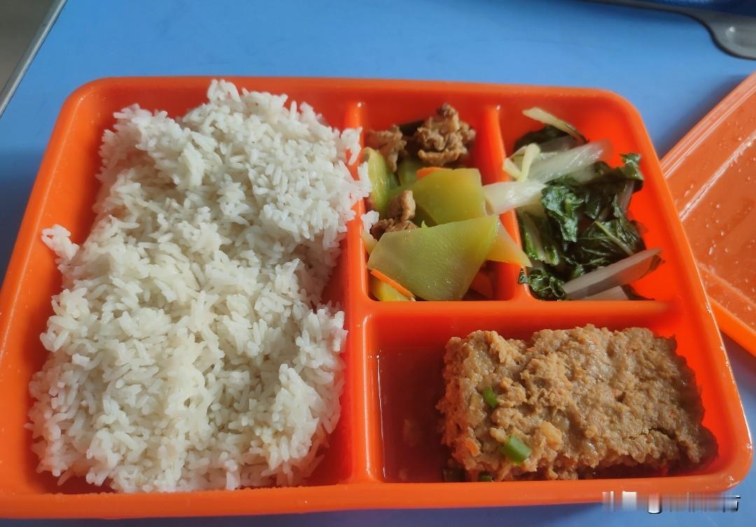 今天去小学蹭了一顿中午饭。[大笑]小孩儿在学校吃午饭，赶上今天轮到他们班的家长