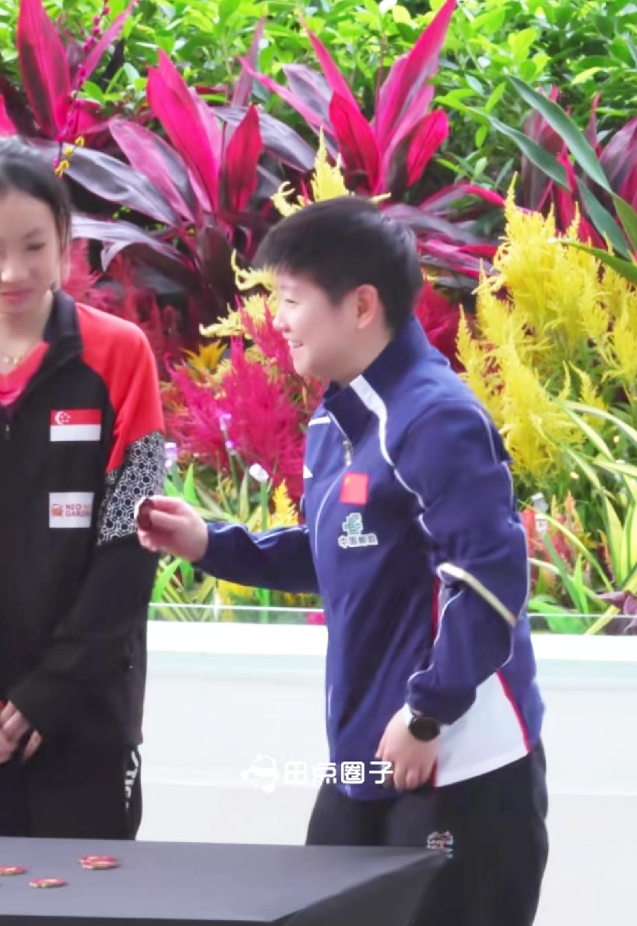 莎莎抽签出了点“小洋相”，不仅脸红了，就连耳朵都红了，简直是太可爱了。