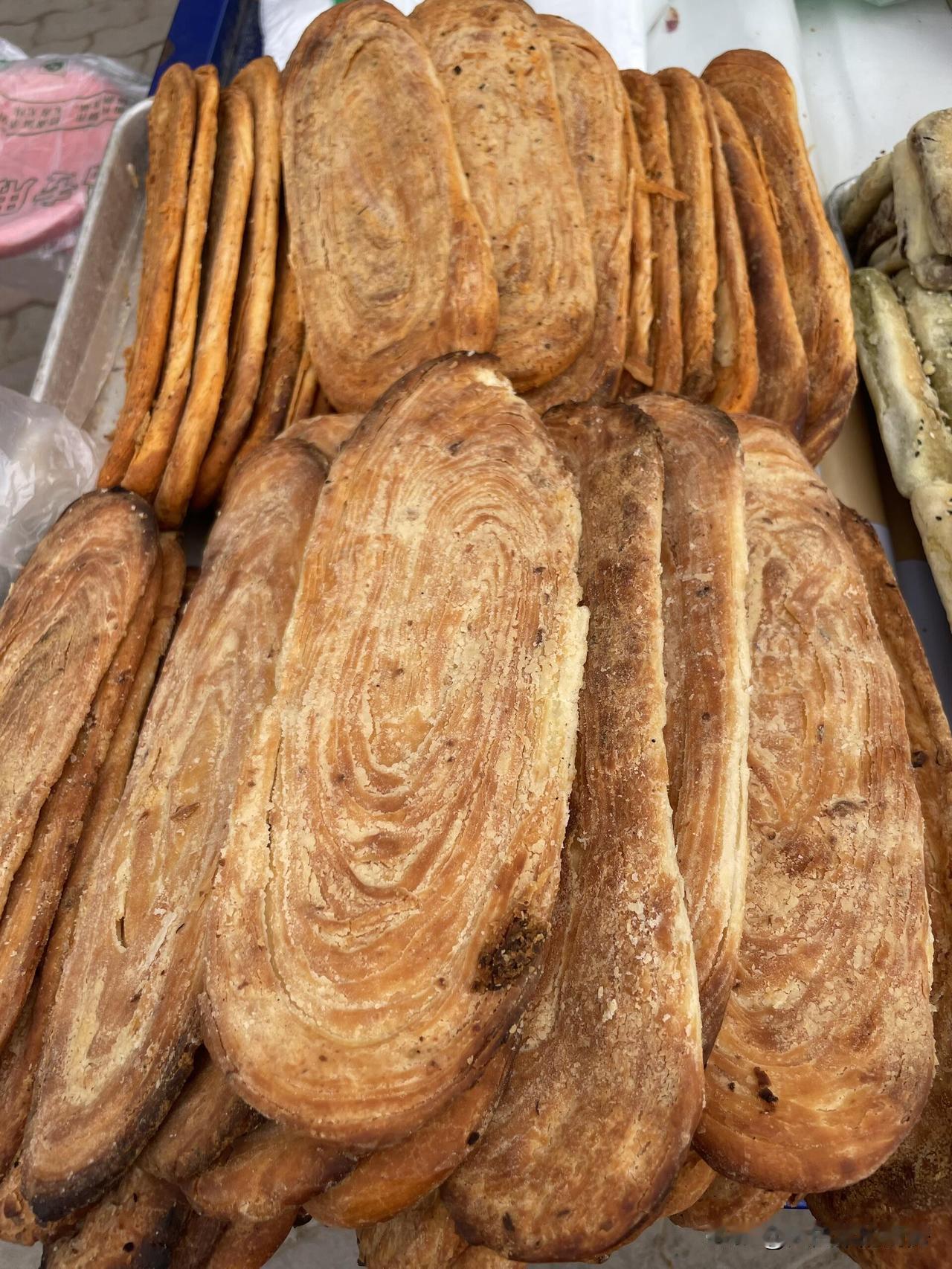 西北烤饼那真是一绝！就说甘肃的烤饼，历史超悠久，从汉代由西域传入中原，经过千年演