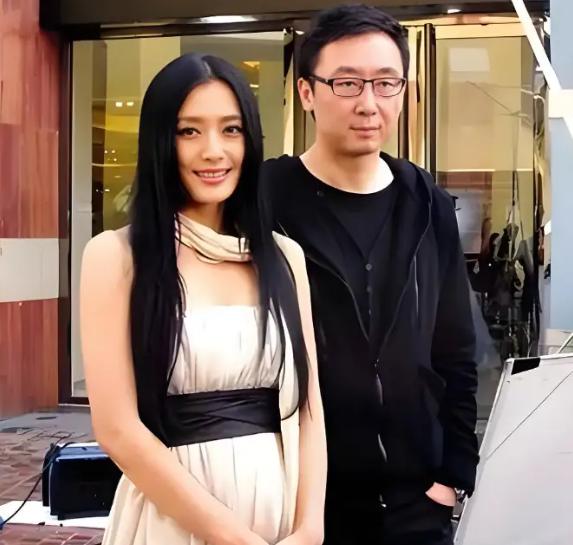 当年，热恋中的陆川多次向女友秦岚求婚，却始终被拒绝，一次，陆川气得扔掉了戒指：你