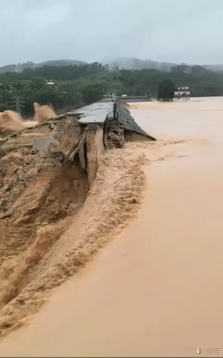 台风美沙克对广西影响太大了，横州、灵山、贵港都有影响。一开始还以为只