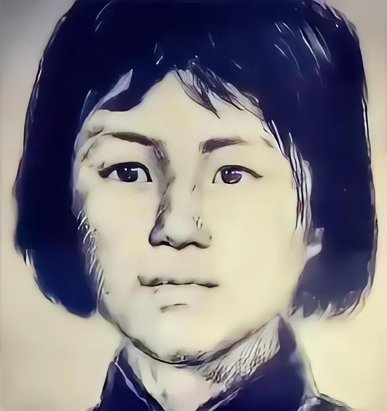 15岁姑娘被押赴刑场，突然抓了把生黄豆塞进嘴里。众人不解，直到枪响后，她依然昂着