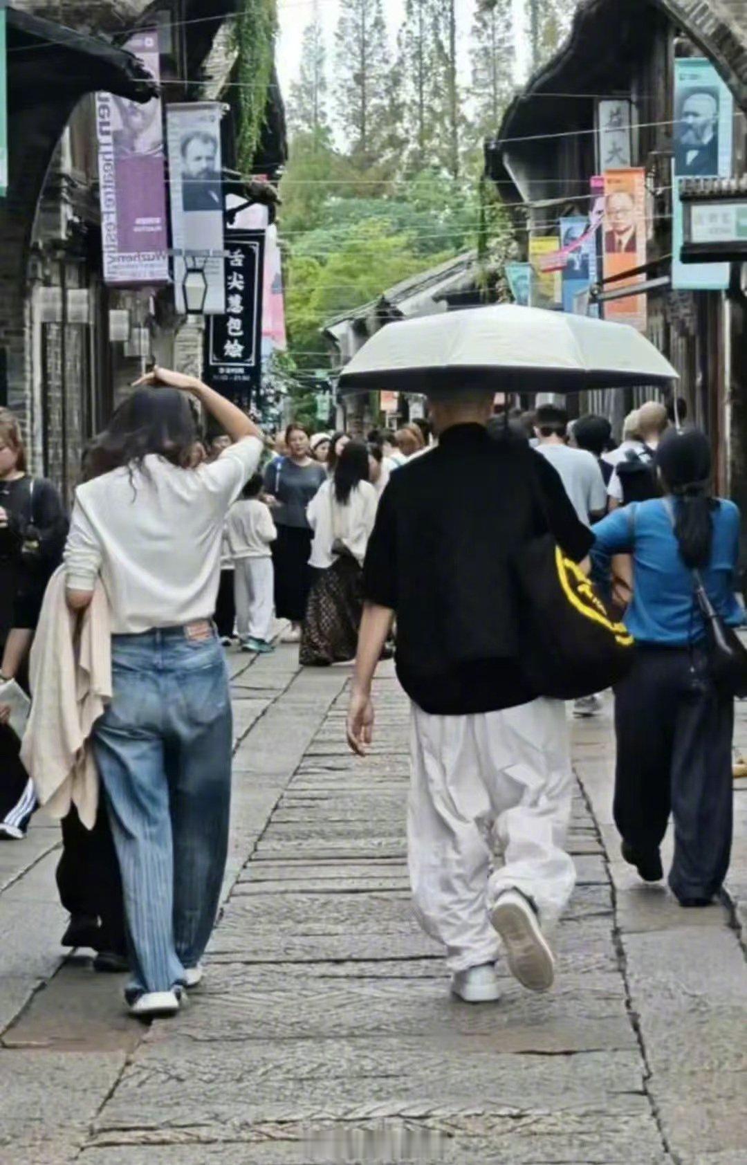 孙红雷55岁状态孙红雷和妻子逛街180cm影帝遇上高个妻子，同框竟显“小鸟依人