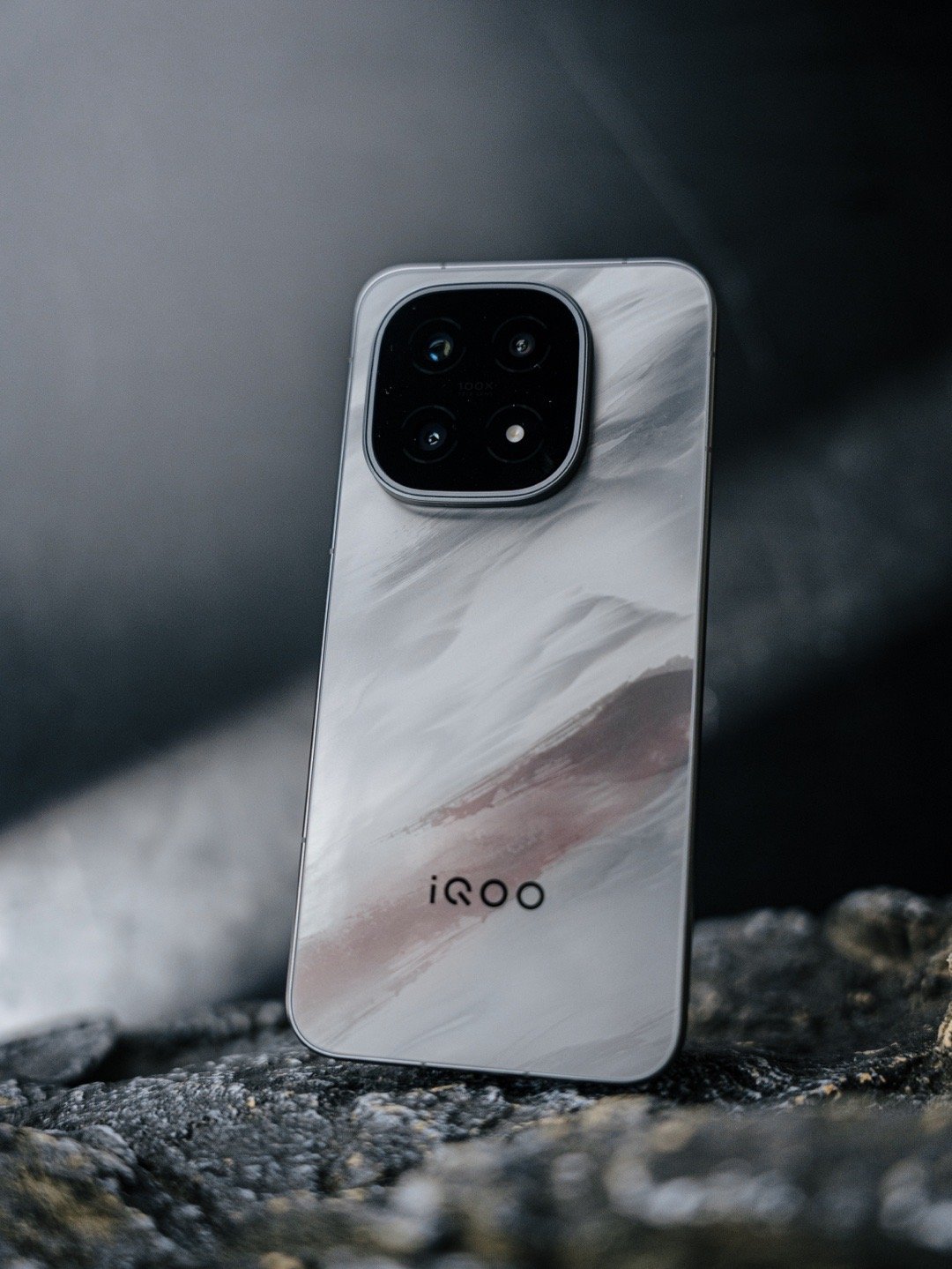 兄弟们！点评下iQOO15凌云配色～