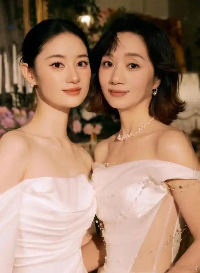 郭晓婷晒母女写真，妈妈美貌不输明星女儿，网友直呼她爸真有福气这哪是母女啊，说是姐