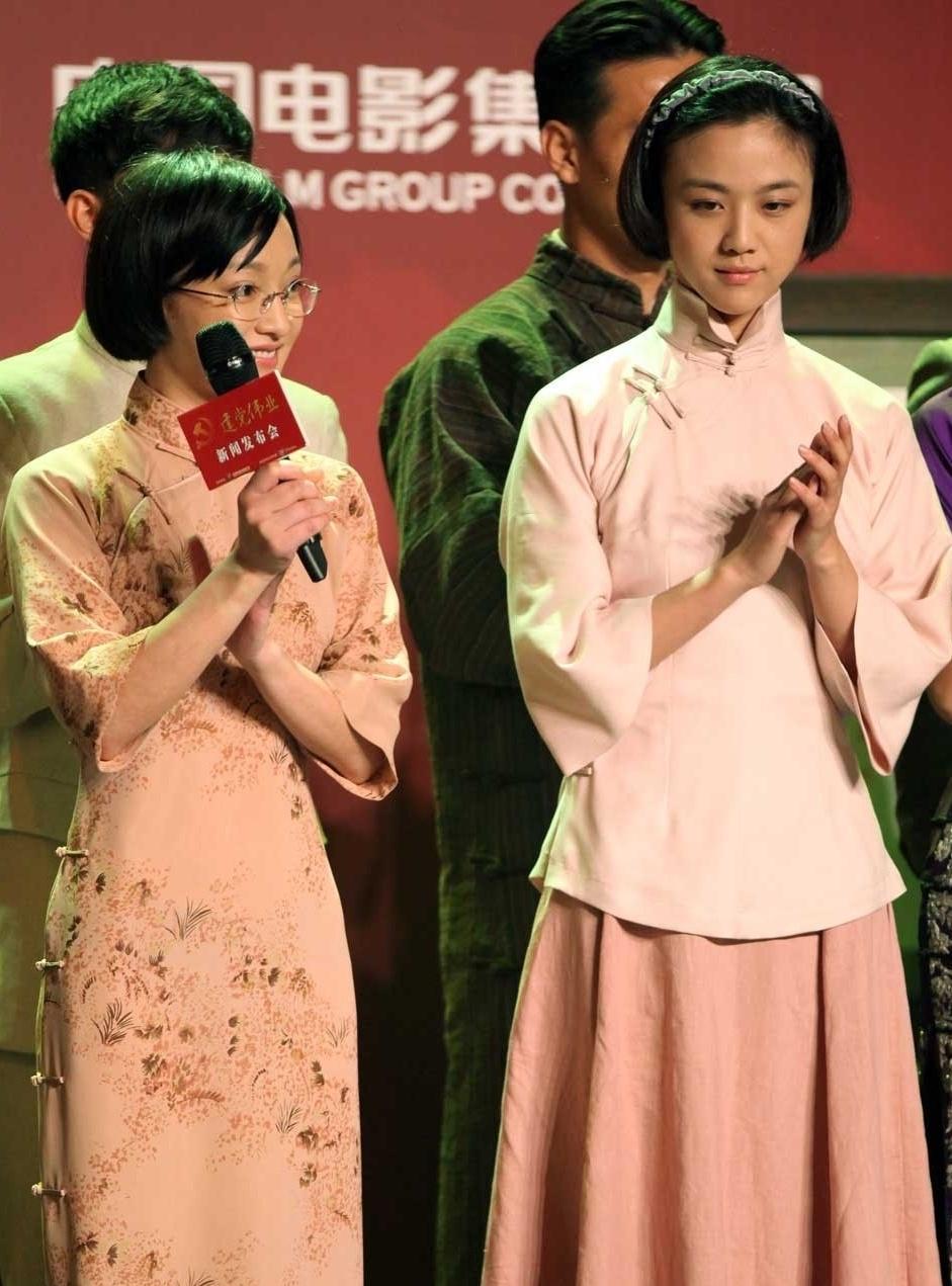 感觉汤唯比周迅更适合这种民国少女的造型，不是周迅不好而是汤唯更有一种不服输的特殊