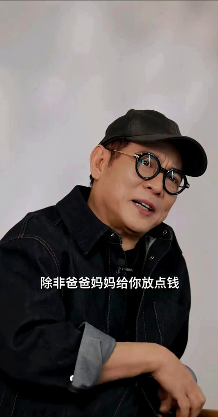 抖音李连杰直播我看了三十分钟吧！完全不知道他想表达什么。中间有段和粉