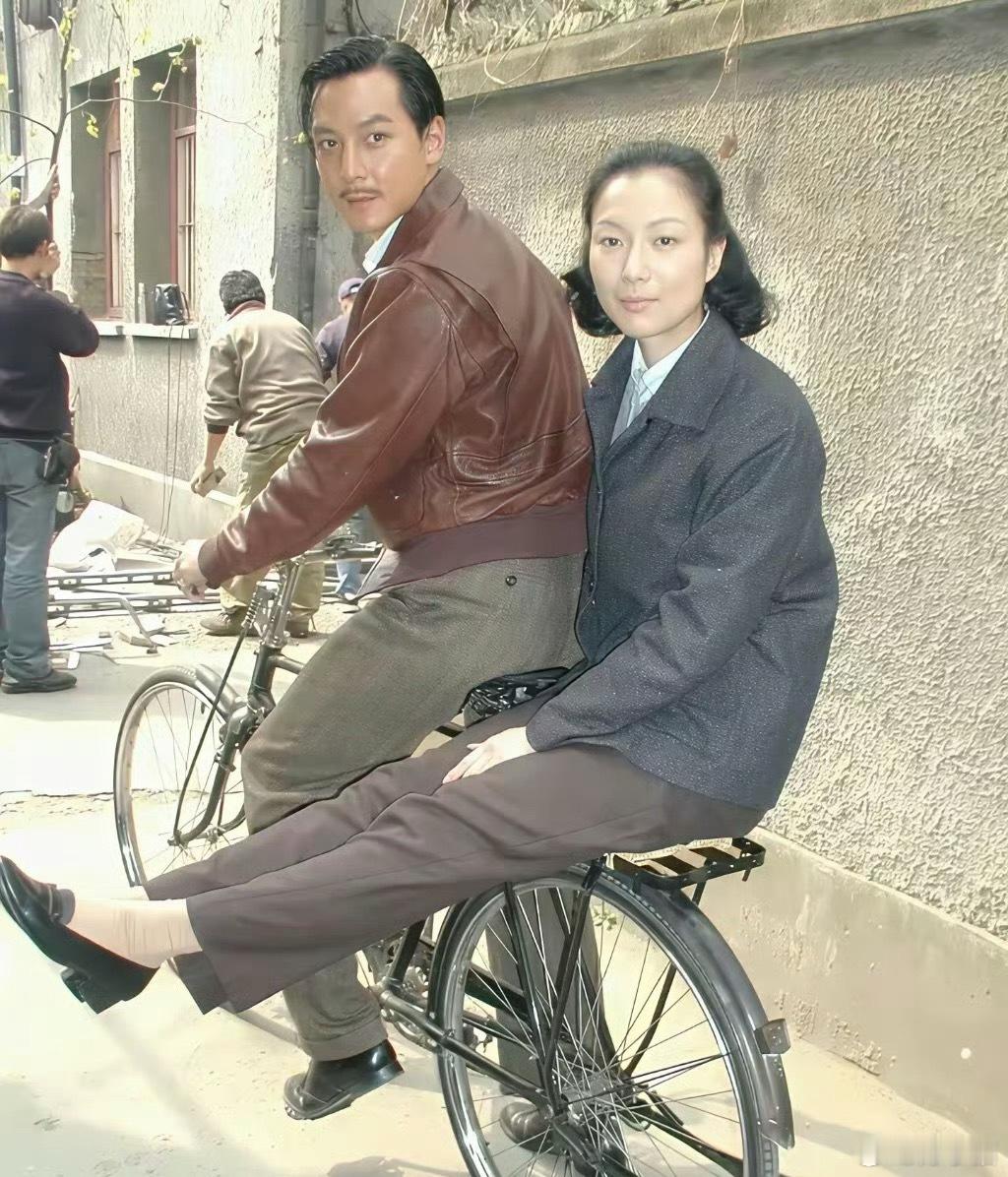 吴彦祖车后的美女看着好眼熟，就是叫不出名字来，有人认识吗？​​​